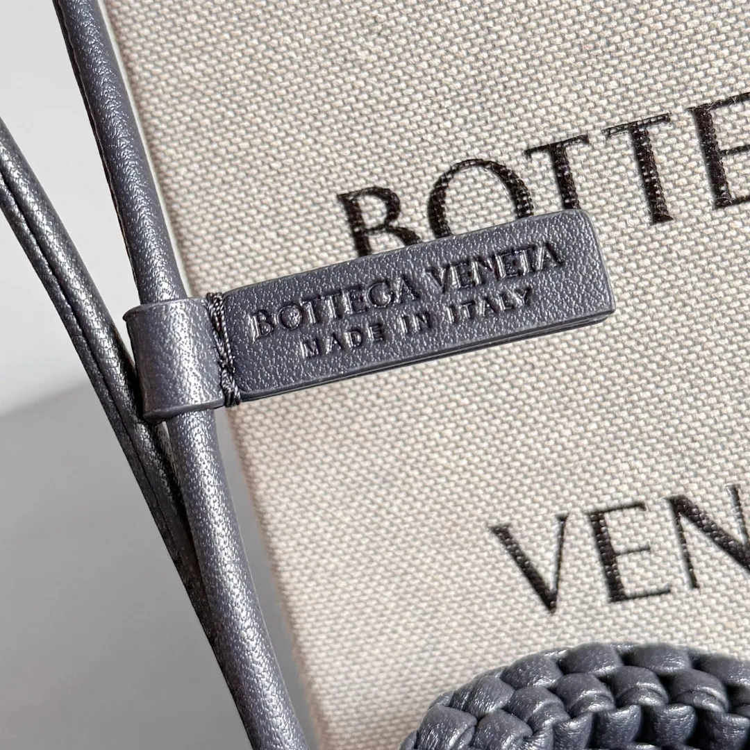 Batch 420 Let’s see what new cute little thing BV has released~ It’s this letter pendant, which is different from the puppy pendant. The weaving of this letter is more three-dimensional, and the material is very solid, and it is not easy to deform even if it is folded. Style number: Q